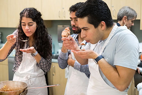 UC Irvine medical students learn to prepare a menu for an anti-inflammatory diet. 